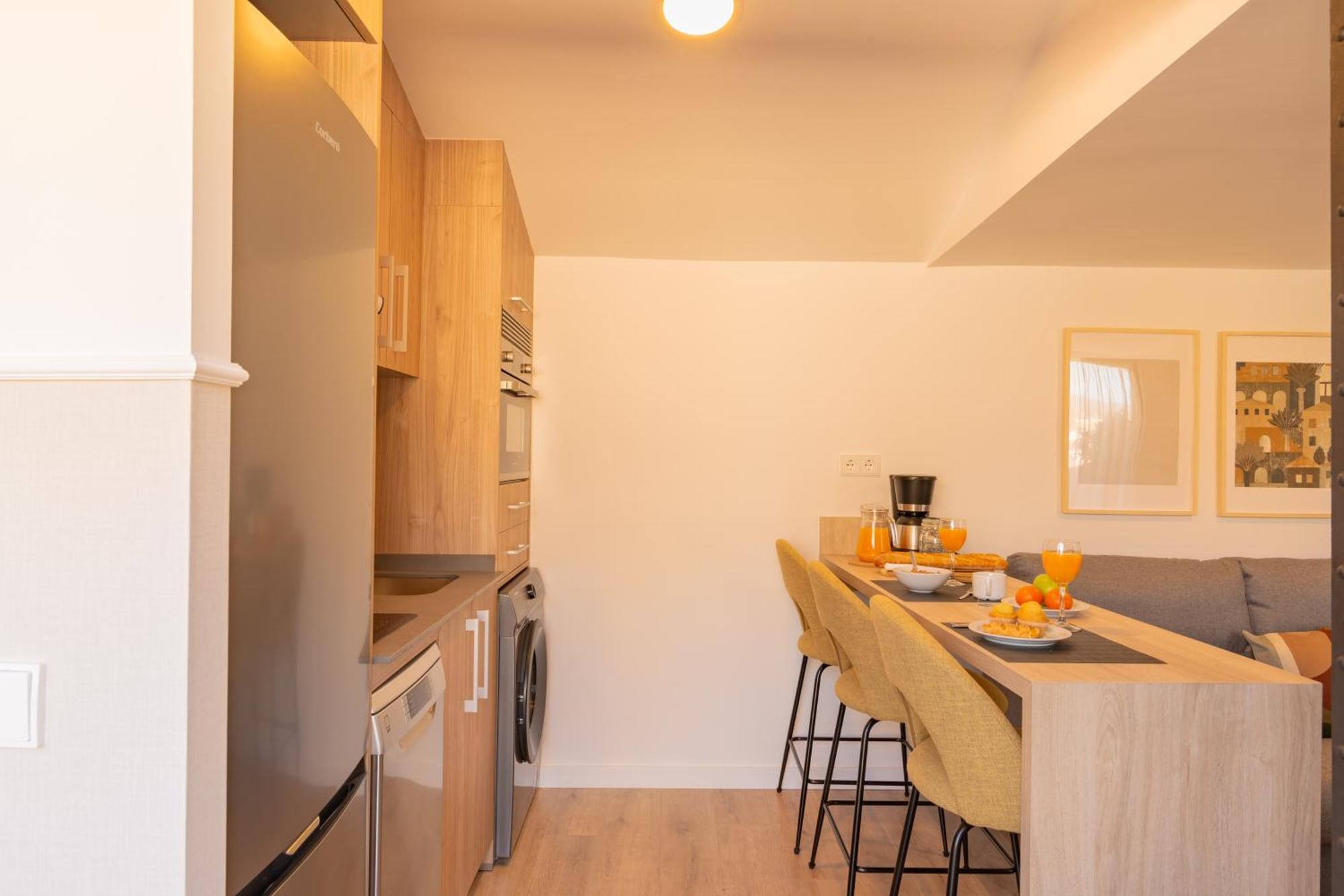 Feelathome Atarazanas Apartments Малага Экстерьер фото